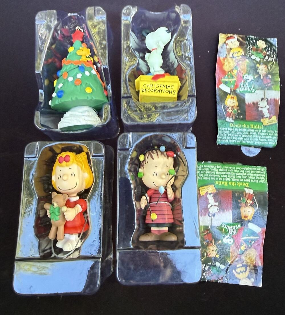 Rare Peanuts Gang Lot of 4 Deck The Halls Tree Linus Sally Snoopy Ornament LO32